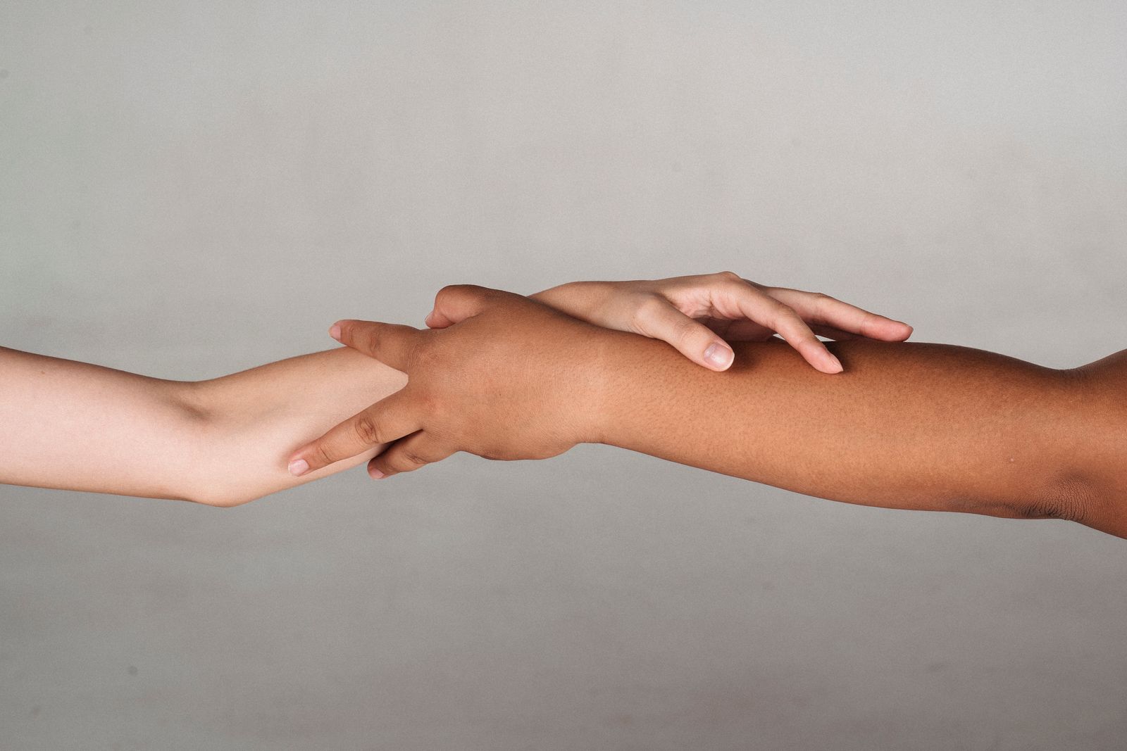 Mulheres de mãos dadas em gesto de união e apoio.