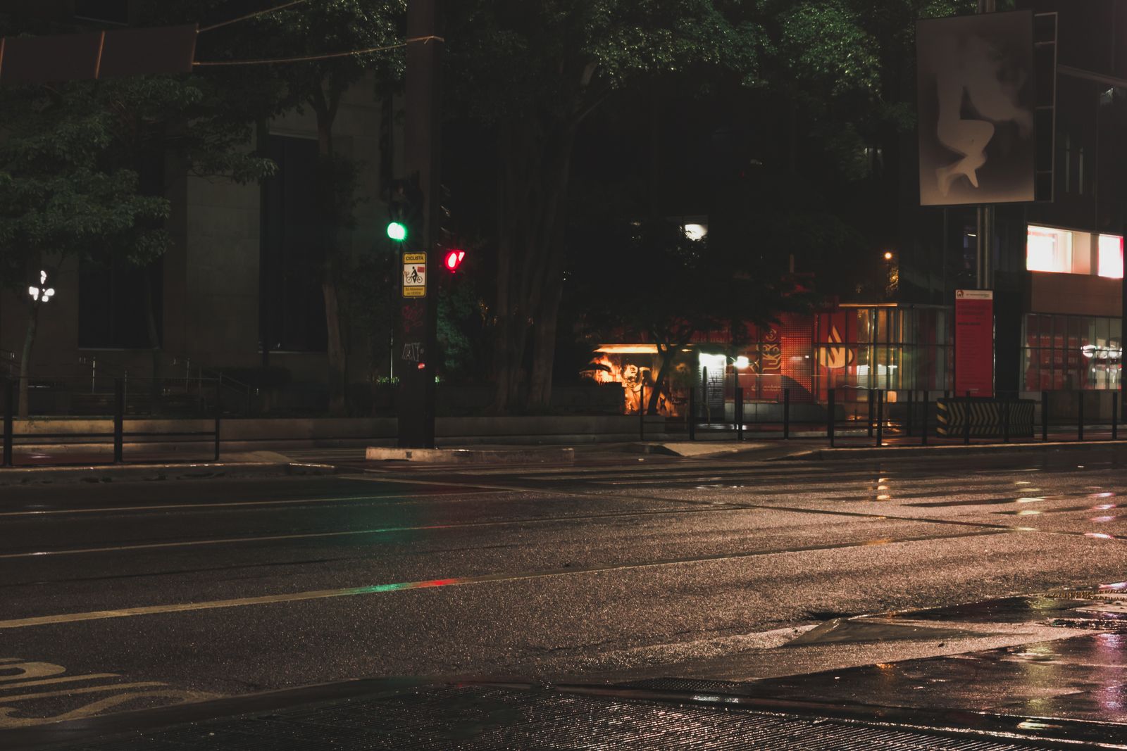 Via urbana bem iluminada à noite em São Paulo.